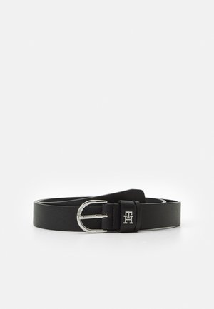 Sort læderbælte med sølvfarvet rundet spænde og lille metal logo detalje på bæltesløjfen, vist rullet sammen på hvid baggrund.