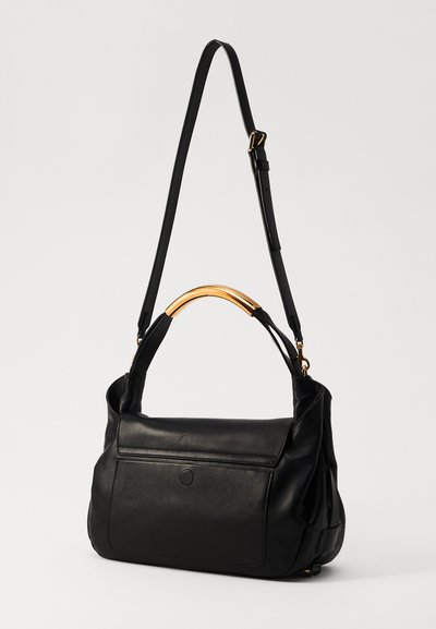 Schwarze Lederhandtasche mit strukturierter Form. Verfügt über einen goldenen gebogenen Griff und einen verstellbaren Schulterriemen, glatte Textur und eine Fronttasche.