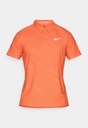 Oranž polo särk tekstuurse lainelise mustriga, lühikeste varrukatega ja kraega, vasakul rinnal valge Nike logoga.
