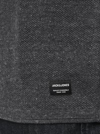 Mørkegrå strikket T-skjorte med en teksturert stoff. Inkluderer en svart etikett med hvit tekst som sier "JACK & JONES QUALITY ESSENTIALS SINCE 1990."