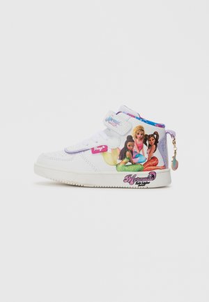 Witte hoge kinder sneakers met kleurrijke zeemeerminfiguren aan de zijkant, een klittenbandsluiting en een kleine hangende charm aan de hiel.