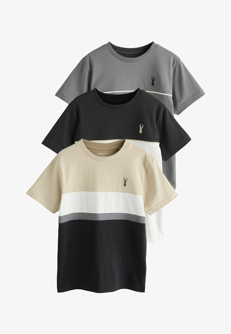 Conjunto de tres camisetas en beige, negro y gris, con franjas horizontales de bloques de color y pequeño emblema en el pecho. Material de algodón.