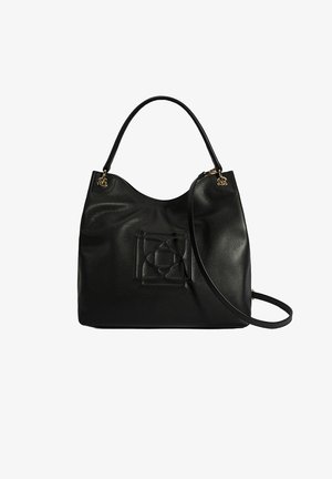 Zwarte leren hobo tas met een gestructureerd oppervlak, een prominent reliëflogo, gouden hardware en twee draagopties: een schouderriem en een handvat aan de bovenkant.