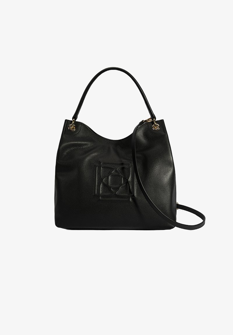 Zwarte leren hobo tas met een gestructureerd oppervlak, een prominent reliëflogo, gouden hardware en twee draagopties: een schouderriem en een handvat aan de bovenkant.