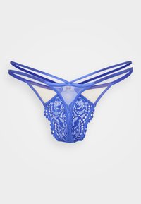 Niebieskie koronkowe stringi z misternym kwiatowym wzorem, z przezroczystymi siateczkowymi bokami i czterema paskami. Miękka tekstura i ozdobne, falujące krawędzie.