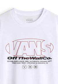 Hvid bomulds T-shirt med et stort rødt "VANS" logo og sort tekst nedenfor. Klassisk pasform, korte ærmer, enkelt design.