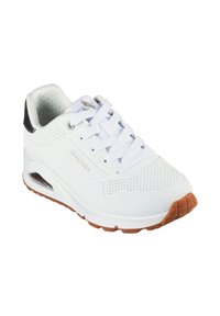 Sneaker bianco con pelle perforata, design con lacci, linguetta imbottita e suola in gomma marrone. Presenta un accento nero sul tallone.