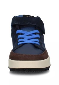 Sneaker blu e navy con una parte superiore in suede e mesh, punta rotonda, fascia in Velcro e intersuola bianca con suola nera testurizzata.