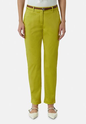 Limoengroene, op maat gemaakte broek met een slim fit, voorzien van zijzakken en een leren bruine riem. Glanzende stof met een gladde textuur.