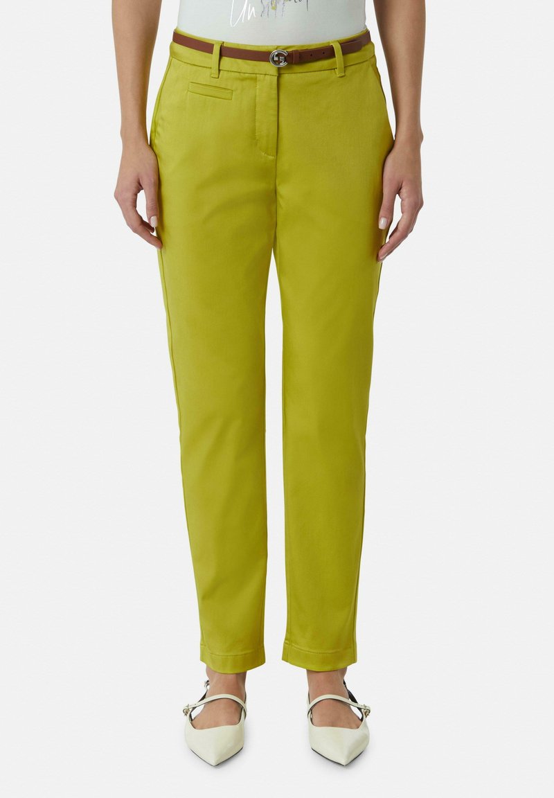 Limoengroene, op maat gemaakte broek met een slim fit, voorzien van zijzakken en een leren bruine riem. Glanzende stof met een gladde textuur.