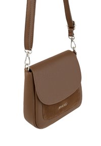 Borsa a tracolla in pelle marrone con finitura texturizzata, patta in suede, hardware argentato e tracolla regolabile. Nome del marchio impresso sulla parte anteriore.