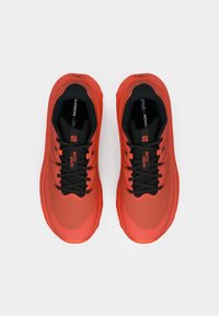 Κόκκινα αθλητικά παπούτσια με επάνω μέρος από δίχτυ και μαύρες λεπτομέρειες. Διαθέτουν μαύρα κορδόνια και εσωτερικές σόλες, με υφή σχεδίασης και μαξιλαρωμένη σόλα.