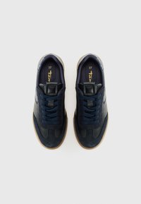 Sneakers blu navy con tomaia in suede e pelle, chiusura con lacci e suola in gomma. Taglia 37 riportata sulla soletta. Design conciso e contemporaneo.
