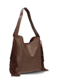 Bolso de mano de cuero marrón con un diseño curvado y una sola correa para el hombro. Presenta flecos largos a cada lado, añadiendo textura y detalle.