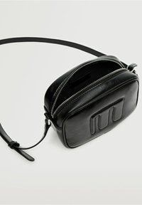 Borsa a tracolla in pelle nera con forma rettangolare, superficie liscia, dettagli in rilievo frontali e chiusura con zip argentata.