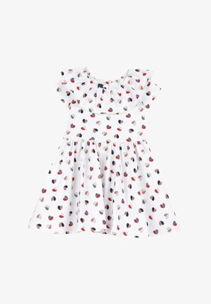 Robe blanche à manches courtes avec un col rond, comportant un col volanté et un motif de cœurs en rouge, marine et gris. Design de jupe évasée.