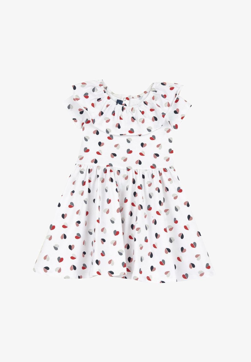 Robe blanche à manches courtes avec un col rond, comportant un col volanté et un motif de cœurs en rouge, marine et gris. Design de jupe évasée.