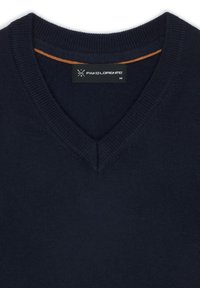 Granatowy sweter w serek wykonany z dzianiny, z delikatnym pomarańczowym akcentem przy dekolcie oraz metką z nazwą marki.