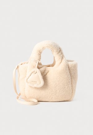 Beige faux shearling håndveske med en lun tekstur, runde topphåndtak, avtagbar skulderreim og et trekantet dekorativt merke.