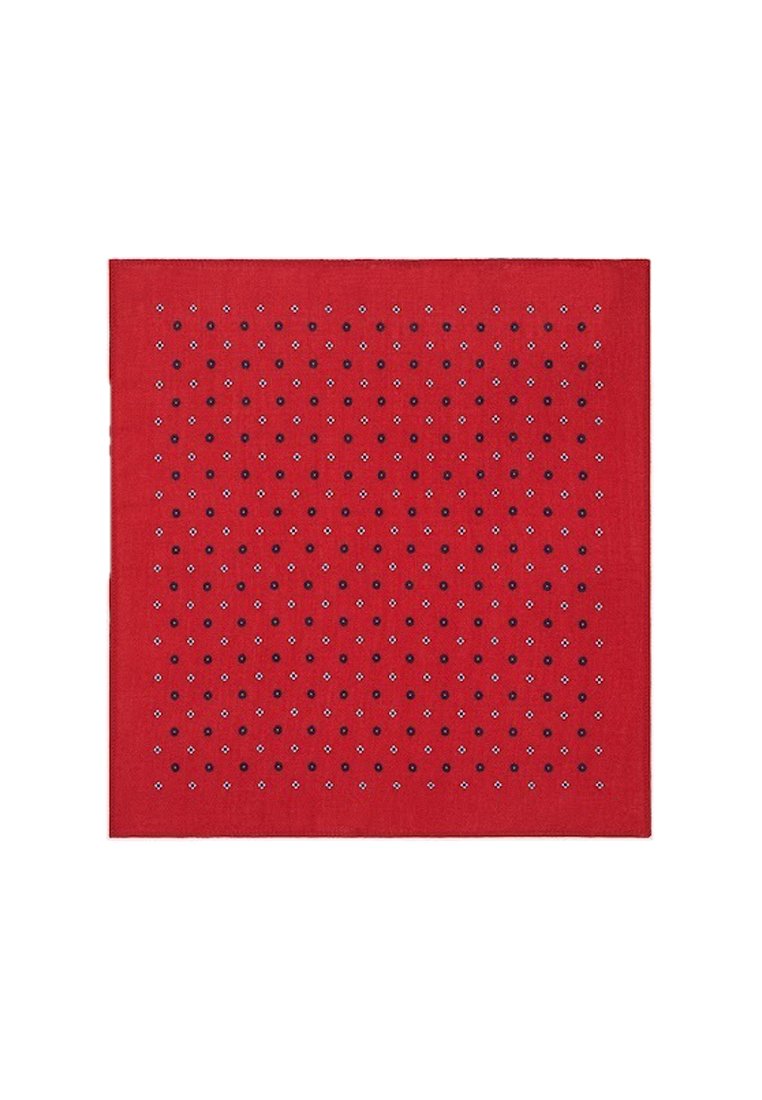 Czerwony kwadratowy materiał z równomiernie rozmieszczonymi małymi czarno-białymi wzorami kwiatowymi ułożonymi w siatkę.