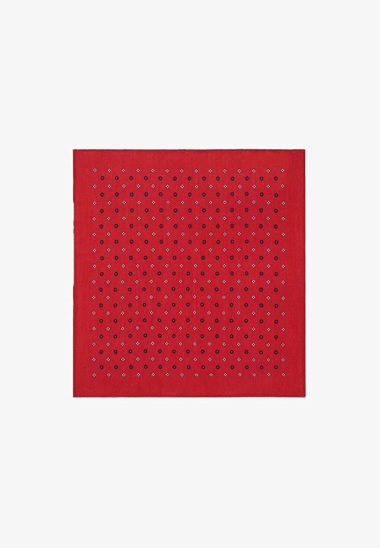 Czerwony kwadratowy materiał z równomiernie rozmieszczonymi małymi czarno-białymi wzorami kwiatowymi ułożonymi w siatkę.