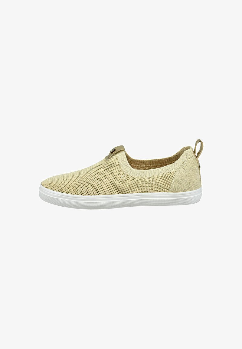 Chaussure slip-on en tricot beige avec une semelle en caoutchouc blanche, présentant une surface texturée, un col élastiqué et une petite boucle au talon.