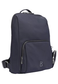 Sac à dos bleu marine en tissu doux, avec une finition lisse, des compartiments zippés et un logo en relief à l'avant.