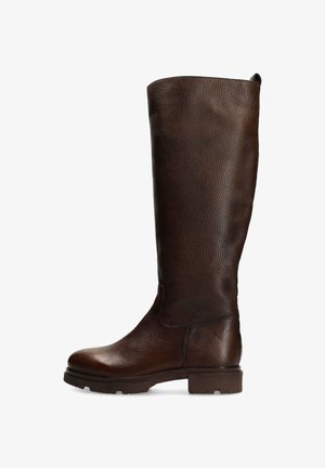 Bruine leren kniehoge laarzen met een gestructureerde afwerking, een afgeronde neus en een stevige rubberen zool, met een glad bovenwerk en minimale accenten.