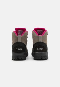 Braune Wildleder-Wanderstiefel mit rosa Futter, geschichteten schwarzen Akzenten und Logo. Sie verfügen über ein hohes Knödesdesign und robuste schwarze Gummisohlen.