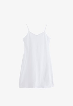 Vestido blanco sin mangas tipo lencero con tirantes finos y un discreto detalle de encaje en el escote, hasta la rodilla con una textura simple y lisa.