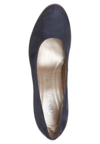 Chaussure plate femme bleu marine unique avec bout arrondi et semelle intérieure beige rembourrée avec l'étiquette « Gabor » taille 4, vue de dessus.