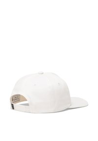 Gorra de béisbol blanca con visera plana. Fabricada en algodón, presenta un cierre tipo snapback y una pequeña etiqueta en la parte trasera con detalles de la marca.