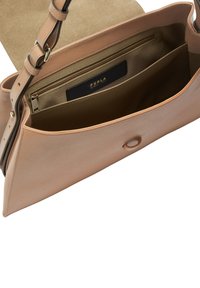Sac à main en cuir beige au design structuré. L'intérieur est doublé en tissu et comporte une poche zippée ainsi qu'un label. Il inclut une bandoulière amovible.