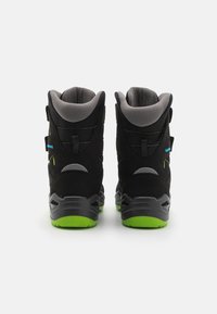 Stivali da trekking in suede neri con una finitura testurizzata, collare imbottito grigio, suola in gomma verde e cinturini regolabili sul retro.