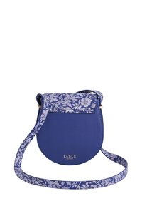 Plava kožna torbica preko ramena s remenom i preklopom s cvjetnim uzorkom, zlatni logo "FABLE England" sprijeda.