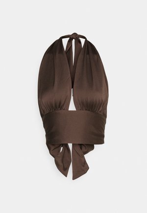 Top halter castanho feito de tecido suave, com um pescoço e cintura atados e material franzido, criando uma forma ampla.