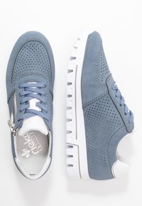 Baskets en daim bleu clair avec perforations, semelle en caoutchouc blanche, fermeture éclair en métal sur le côté et lacets assortis. Design léger.