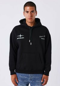 Haut à capuche noir avec cordon de serrage ajustable, poche kangourou frontale et logos brodés en blanc. Matière épaisse avec une coupe décontractée.