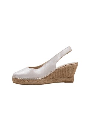 Cuña de espadrille slingback plateada con un upper texturizado, puntera redonda y plataforma de yute trenzado. Acabado suave con una silueta curvada.