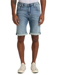 Shorts en denim bleu clair avec une finition délavée et des ourlets retroussés. Présente un style classique à cinq poches et des passants de ceinture. Portés avec des baskets blanches.