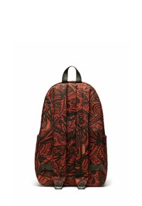 Sac à dos avec un motif tribal rouge et noir vibrant, fabriqué en tissu texturé, équipé de bretelles réglables et de deux poches latérales.