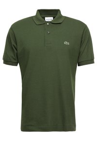 Mörkgrön polo-skjorta med en texturerad väv, korta ärmar och en treknappsknäppning; har en liten broderad logotyp på vänster bröst.