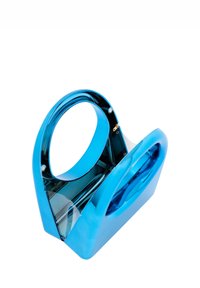 Przezroczysta niebieska torba z akrylu z zaokrąglonymi uchwytami, prostokątną podstawą i gładką teksturą. Wyraźny połysk i geometryczny design.