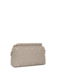 Beżowa torebka o teksturowanej powierzchni z puszystym wzorem, zaokrąglonymi krawędziami i złotymi akcentami. Posiada zamek błyskawiczny i boczne paski.