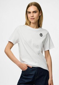 Vit bomullströja med korta ärmar, med trycket "ICED COFFEE CLUB" i svart på vänster bröst. Standard passform.