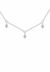 Collar de plata que presenta tres pendientes triangulares, cada uno con un pequeño acento redondo, sobre una delicada cadena de diseño retorcido.