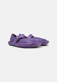 Scarpe slip-on viola realizzate in morbida pelle, con punta rotonda, suola piatta e una larga fascetta con dettaglio fibbia sul dorso del piede.