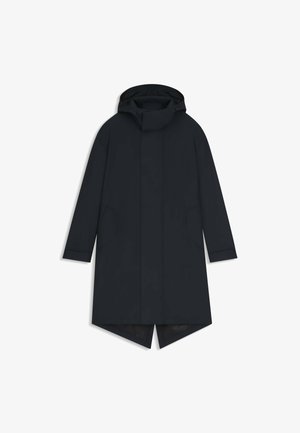 Cappotto impermeabile di un blu scuro navy con cappuccio, dotato di un taglio dritto, tasche laterali e un orlo asimmetrico. Texture liscia, design minimalista.