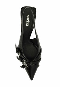 Chaussure slingback noire à bout pointu en cuir verni, avec deux sangles réglables avec boucles et un design élégant.