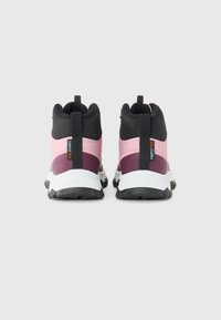 Încălțăminte sport de tip mid-top, cu un superior din textil roz și violet, accentuat cu detalii negre și o talpă intermediară albă. Include o bandă de prindere la spate.